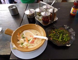 Lecker Gemüsesuppe und gekochte Trichterwinde mit Scharf